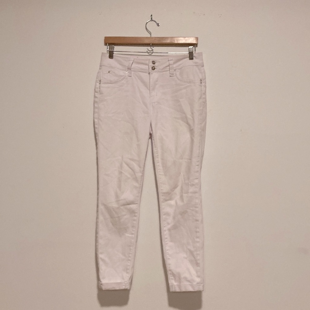 Woman’s White Skinny Jeans
